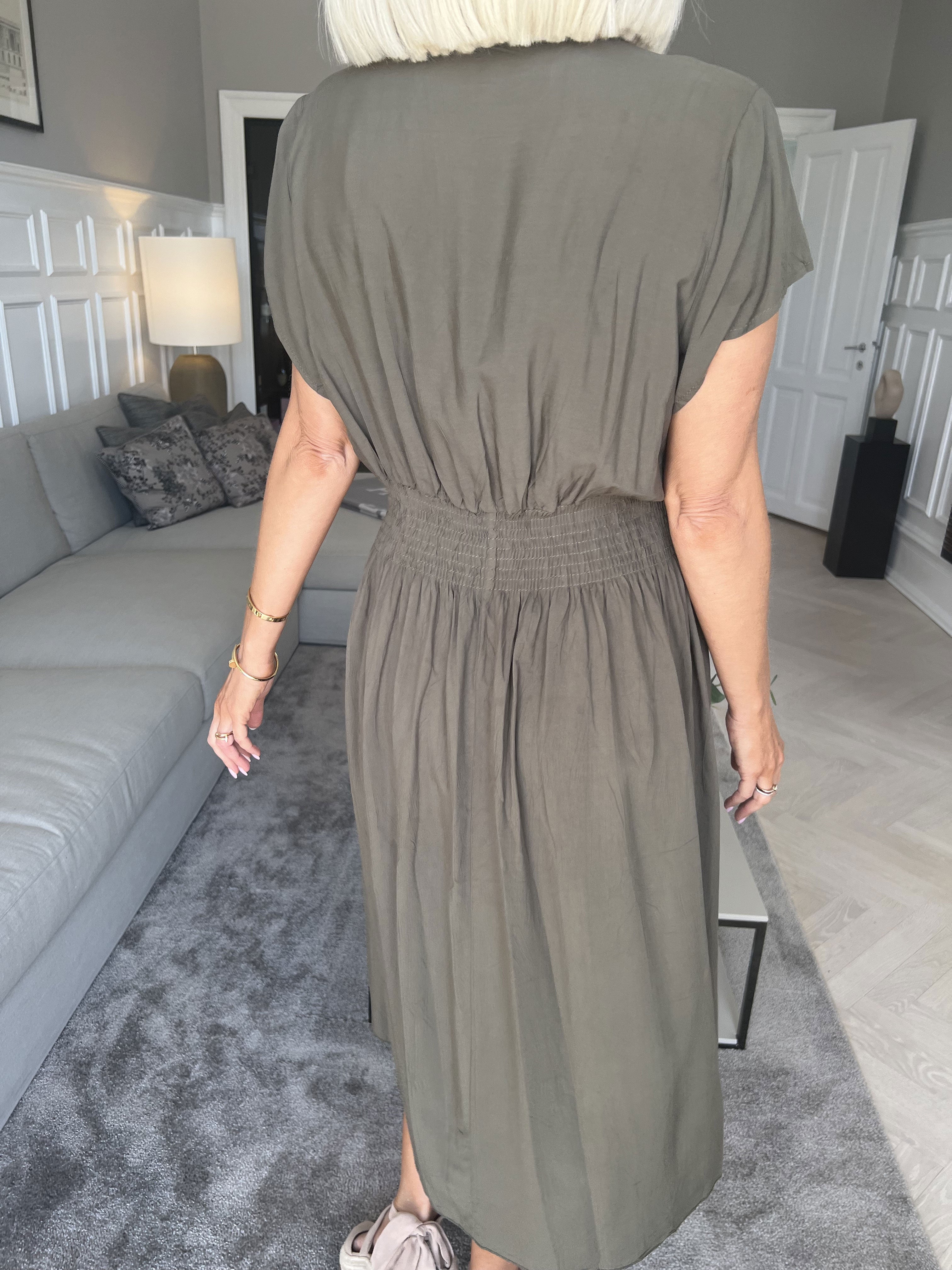 Misha Short - Sød plain kjole i viskose med smock under brystet